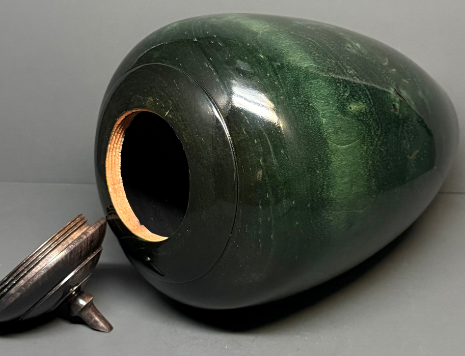 Comes with a top opening threaded lid