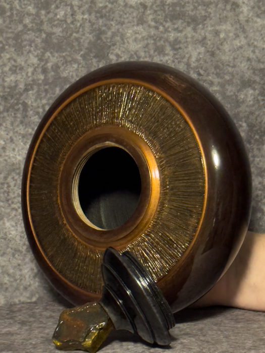 Comes with a top opening threaded lid