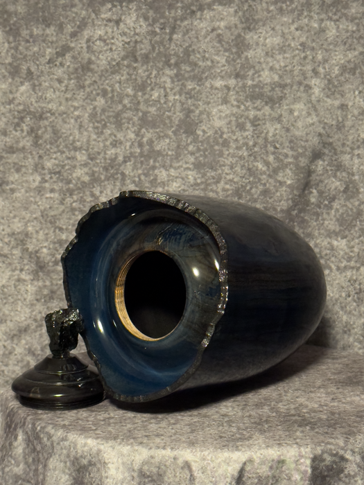 Comes with a top opening threaded lid