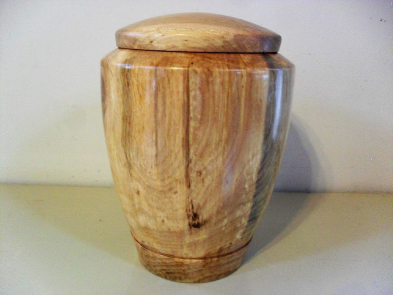 Maple tranquility urn